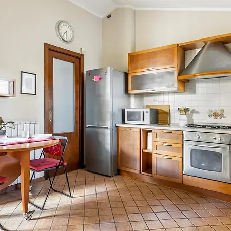 Daire Walls Nearby: Modern Apt With Parking! Lucca