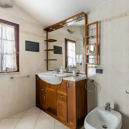 Walls Nearby: Modern Apt With Parking! Daire